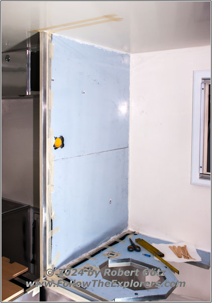 Shelter separation wall restroom Shelter separation wall restroom