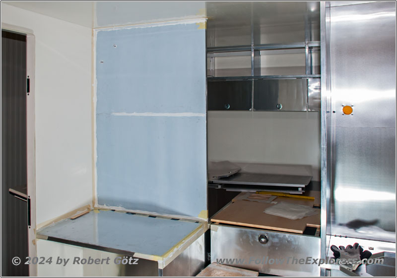 Shelter separation wall bathroom and bed area Shelter separation wall bathroom and bed area