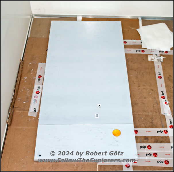 Shelter separation wall bathroom and aisle Shelter separation wall bathroom and aisle