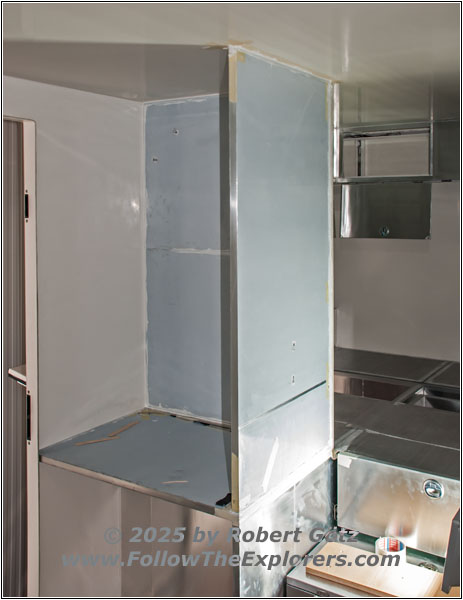 Shelter separation wall bathroom and aisle Shelter separation wall bathroom and aisle