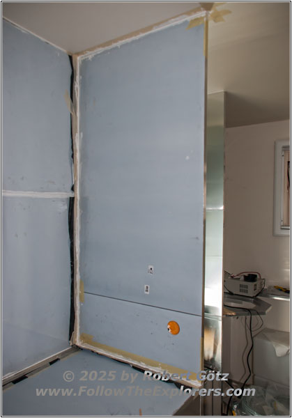 Shelter separation wall bathroom and aisle Shelter separation wall bathroom and aisle