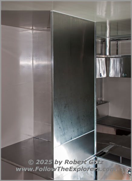 Shelter separation wall bathroom and aisle Shelter separation wall bathroom and aisle