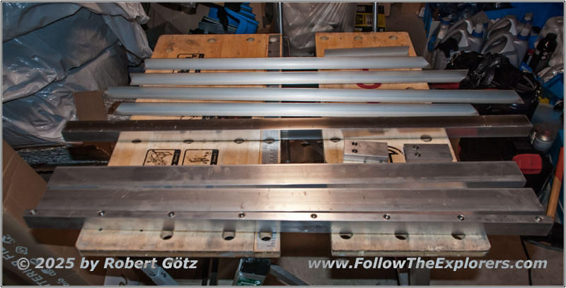 Shelter battery and floor mount Shelter battery and floor mount