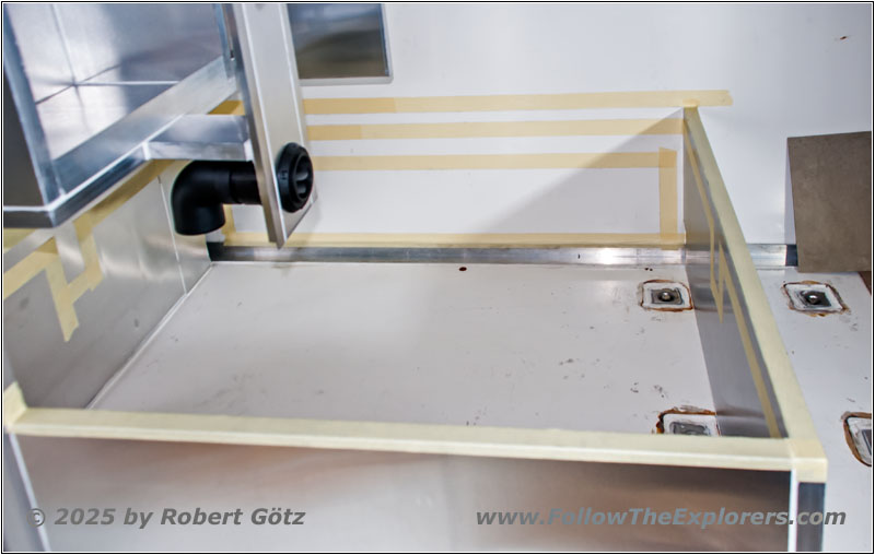 Shelter battery and floor mount Shelter battery and floor mount