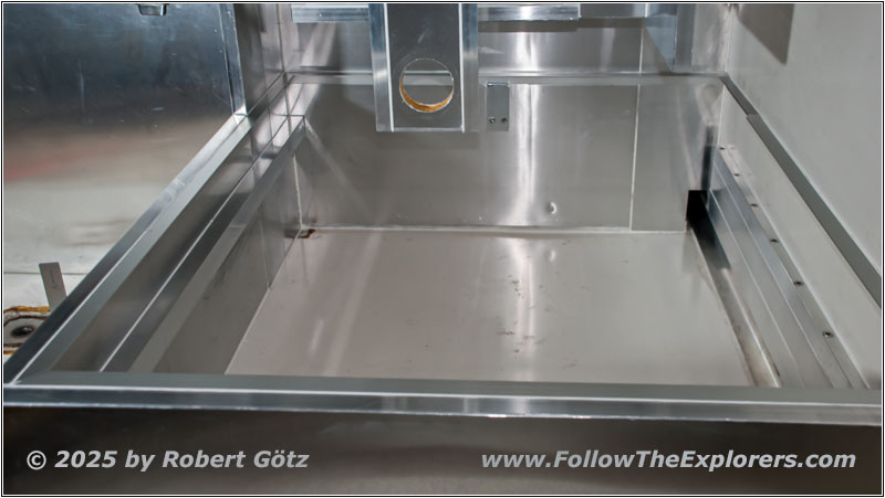 Shelter battery and floor mount Shelter battery and floor mount