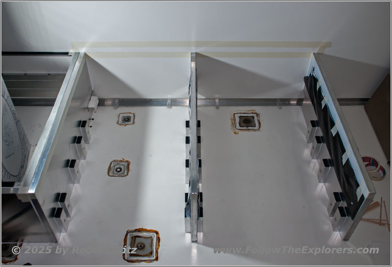 Shelter pedestal floor seating Shelter pedestal floor seating