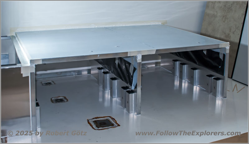 Shelter pedestal floor seating Shelter pedestal floor seating