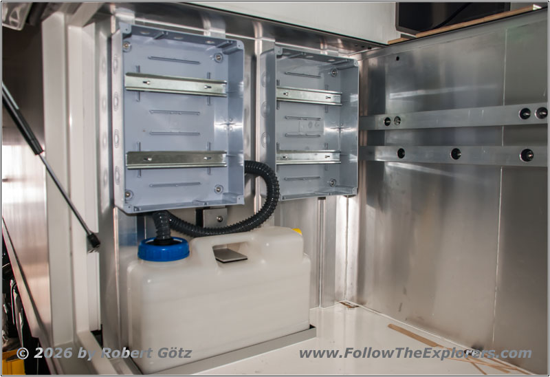 Shelter urine tank mount Shelter urine tank mount