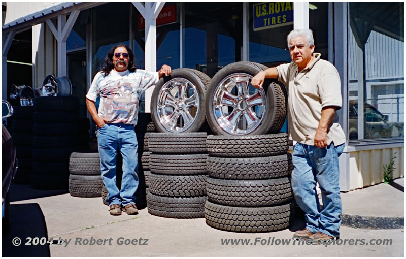 Pangie und Roger, Sinclair Tankstelle, Downtown Dodge City, Kansas