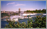 American Falls und Rainbow Bridge, Niagara Falls, New York